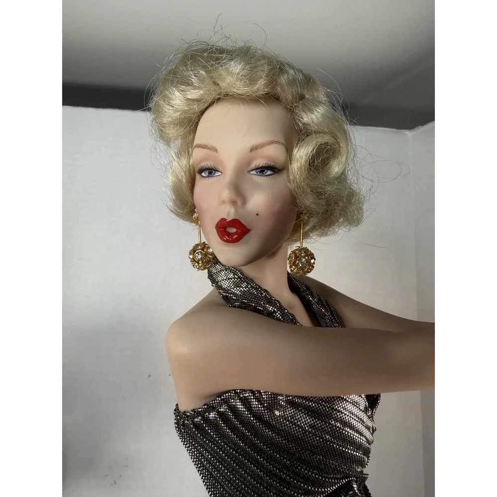 Franklin Mint "Marilyn Monroe" Porcelain Doll 19" Gentlemen Prefer Blondes" 1994 - Picture 3 of 17
